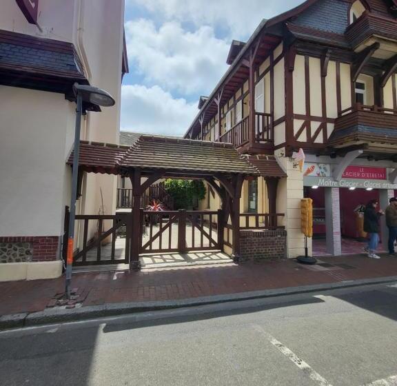 تختخواب و صبحانه Chambres D'hôtes La Petite Salamandre