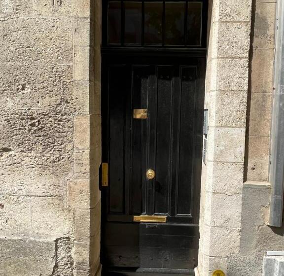 تختخواب و صبحانه Face Au Palais