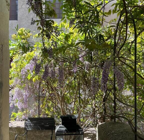 تختخواب و صبحانه Face Au Palais