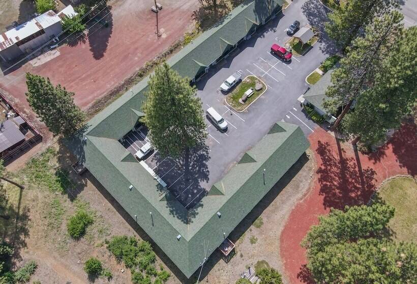 Green Gables Motel & Suites