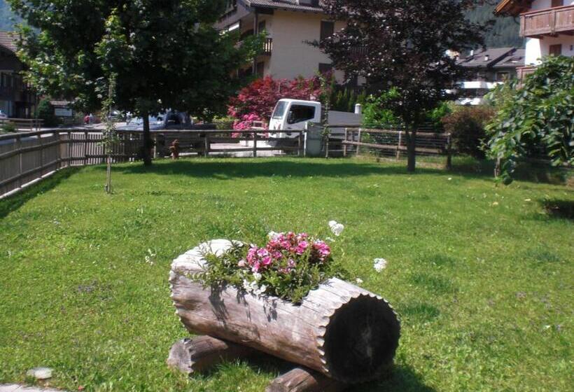 בית מלון כפרי Albergo Garni Martina