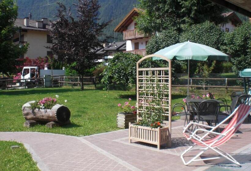 בית מלון כפרי Albergo Garni Martina