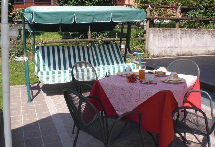 בית מלון כפרי Albergo Garni Martina