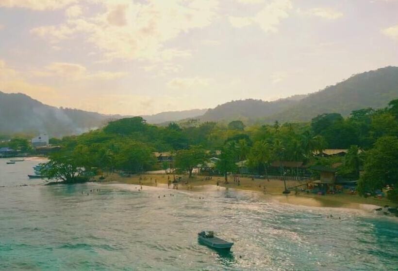 هتل Los Robles Capurgana