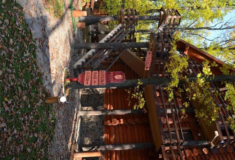 هتل Praha Wood House