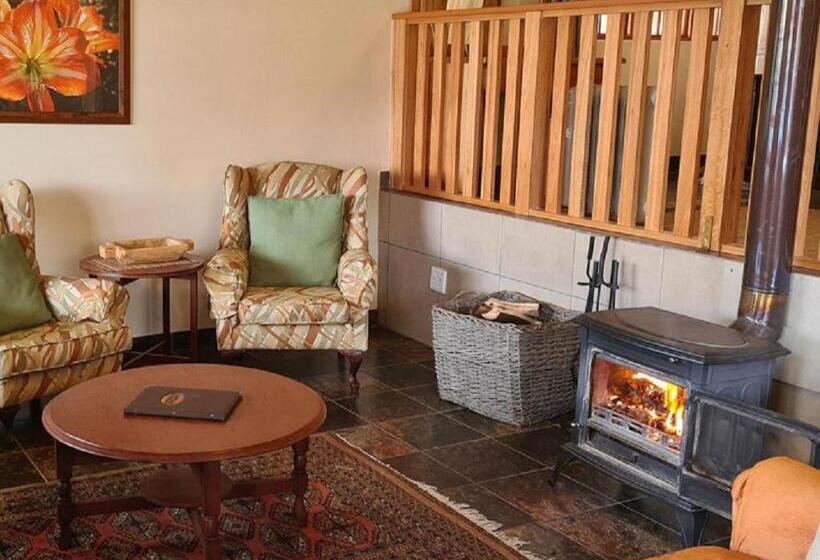 منتجع Lake Naverone Holiday Cottages