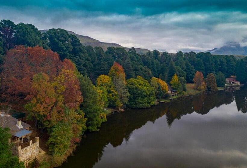 منتجع Lake Naverone Holiday Cottages