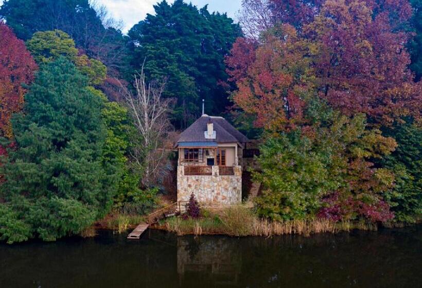 אתר נופש Lake Naverone Holiday Cottages