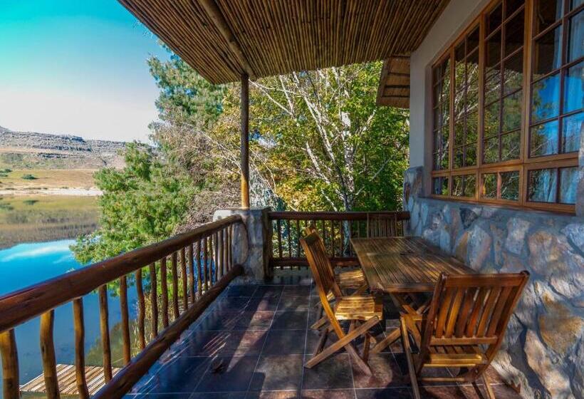 منتجع Lake Naverone Holiday Cottages