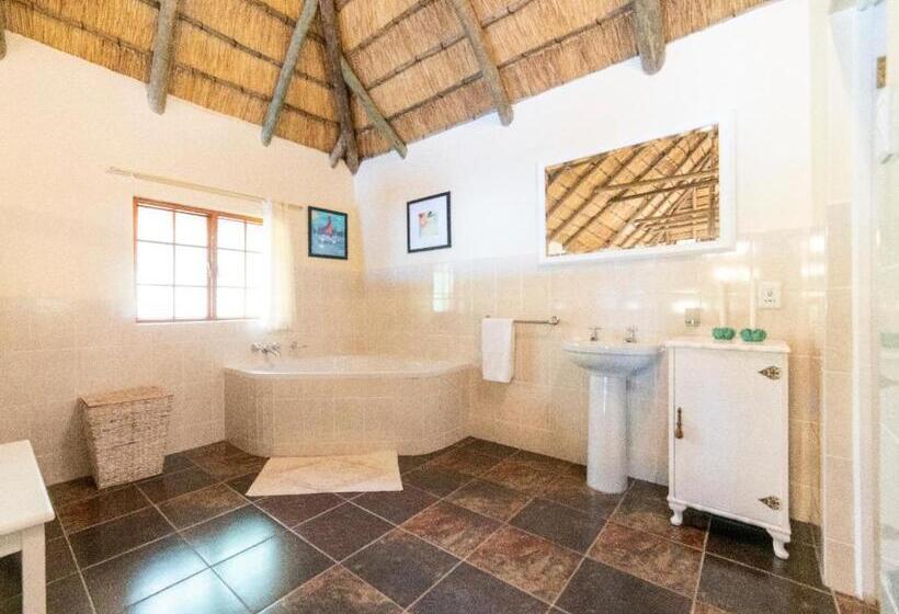 منتجع Lake Naverone Holiday Cottages