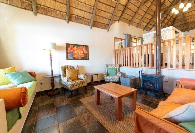 منتجع Lake Naverone Holiday Cottages