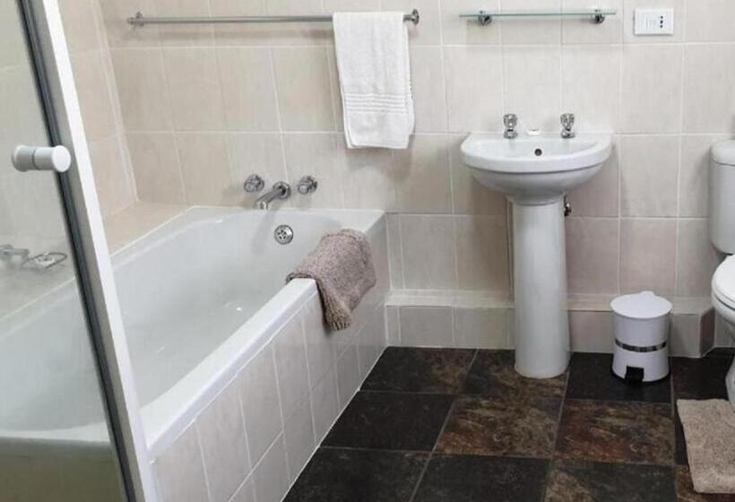 منتجع Lake Naverone Holiday Cottages