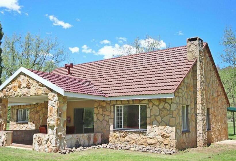 منتجع Lake Naverone Holiday Cottages