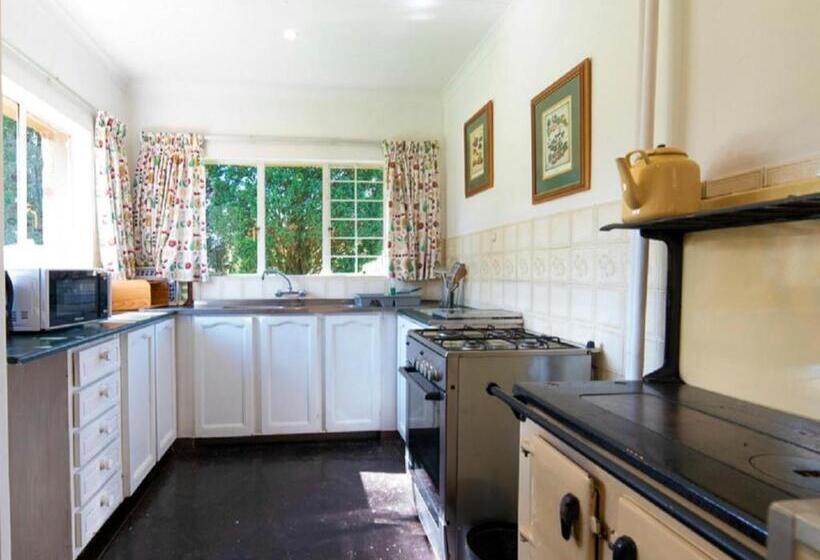 منتجع Lake Naverone Holiday Cottages