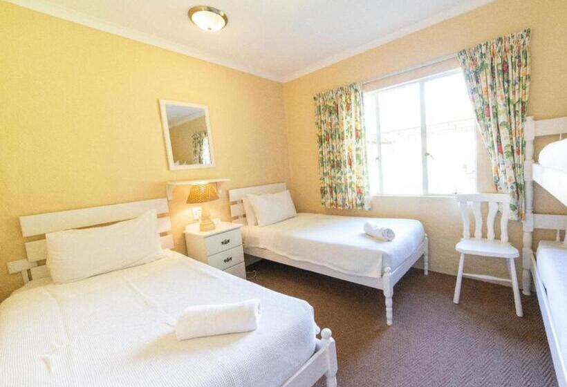 منتجع Lake Naverone Holiday Cottages