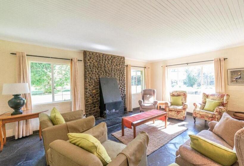 منتجع Lake Naverone Holiday Cottages