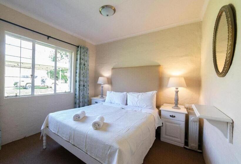 منتجع Lake Naverone Holiday Cottages