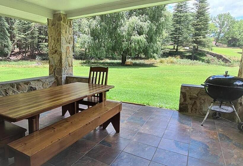 منتجع Lake Naverone Holiday Cottages