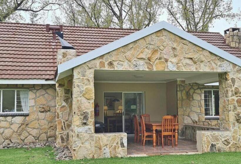 אתר נופש Lake Naverone Holiday Cottages