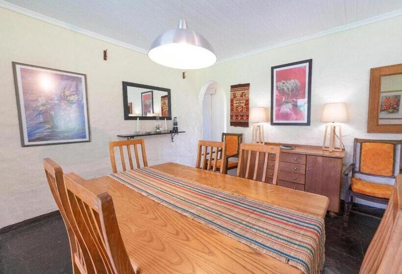 منتجع Lake Naverone Holiday Cottages