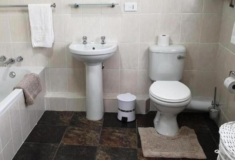 منتجع Lake Naverone Holiday Cottages