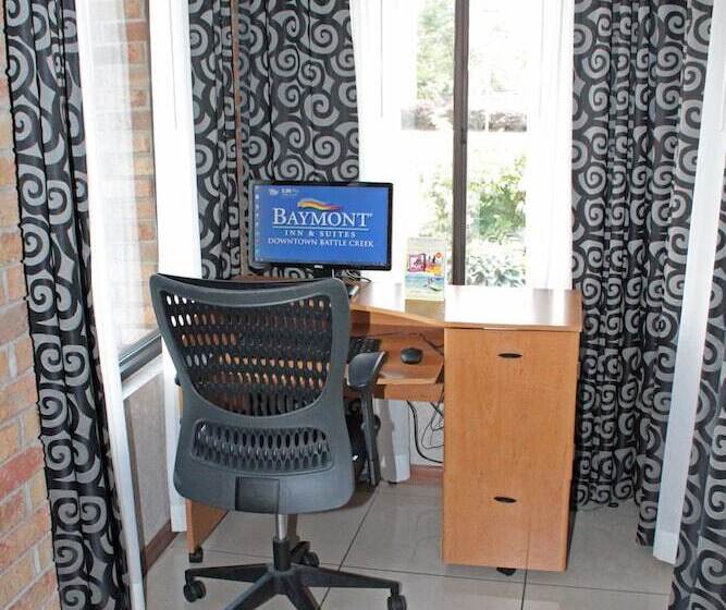 בית מלון כפרי Baymont By Wyndham Battle Creek Downtown