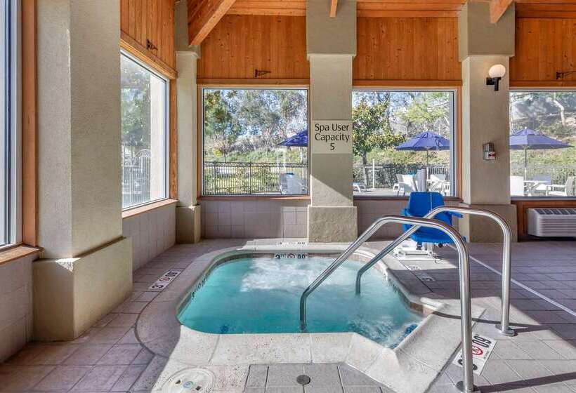 בית מלון כפרי Comfort Inn Fontana