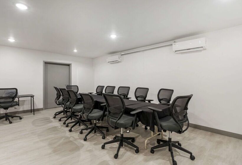 Отель Comfort Inn & Suites Louisville Airport Fair & Expo