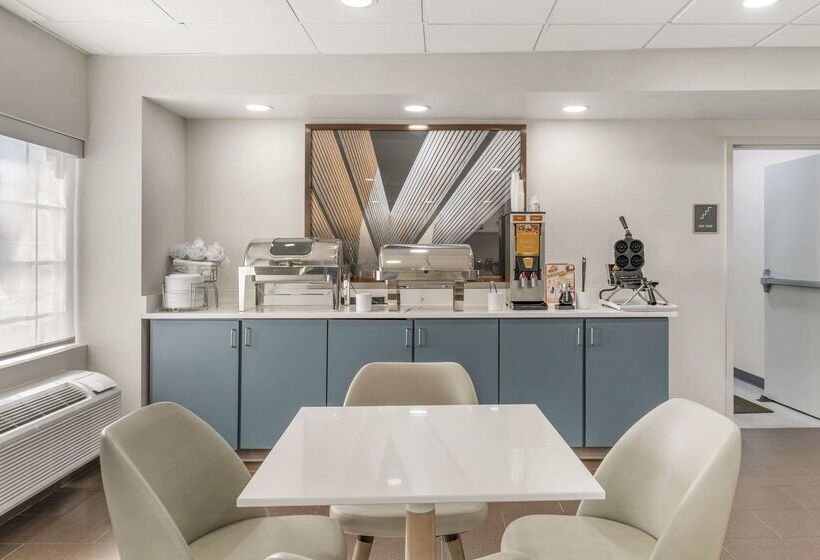 Отель Comfort Inn & Suites Louisville Airport Fair & Expo