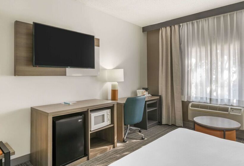 Отель Comfort Inn & Suites Louisville Airport Fair & Expo