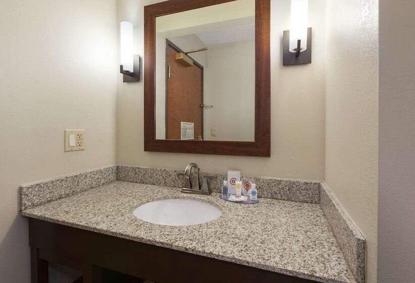 هتل Comfort Inn & Suites