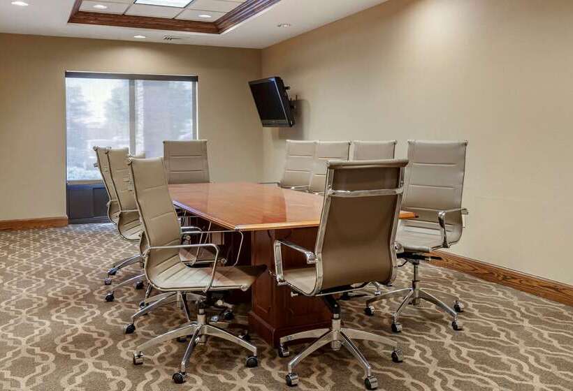 فندق Comfort Suites