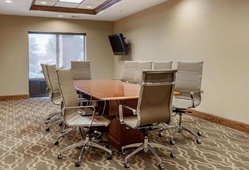 فندق Comfort Suites