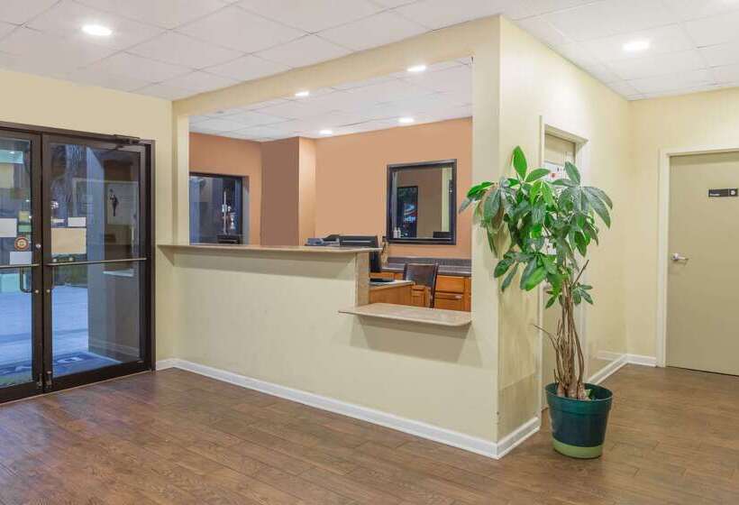 בית מלון כפרי Days Inn Biloxi Beach