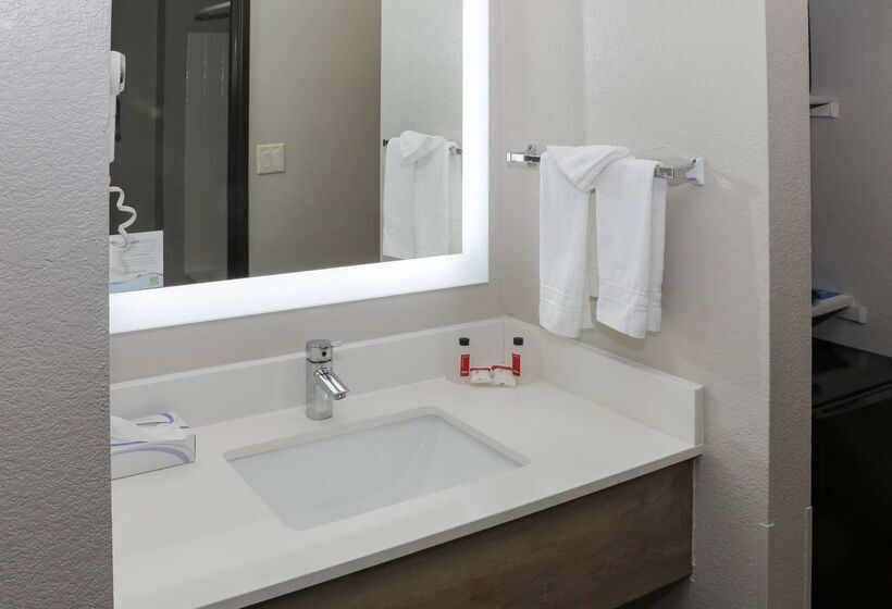 Отель Days Inn & Suites By Wyndham San Antonio North/stone Oak