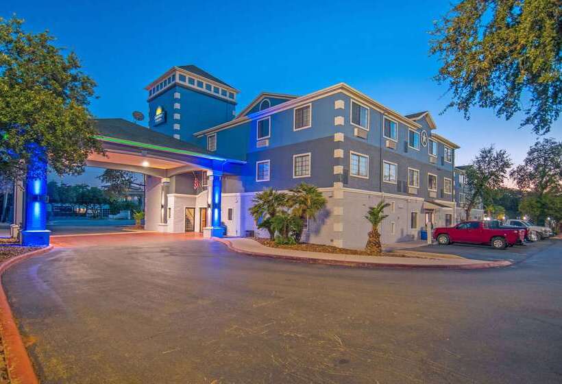 Отель Days Inn & Suites By Wyndham San Antonio North/stone Oak