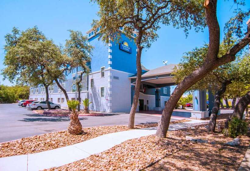 Отель Days Inn & Suites By Wyndham San Antonio North/stone Oak