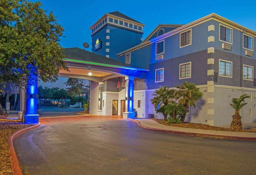 Отель Days Inn & Suites By Wyndham San Antonio North/stone Oak