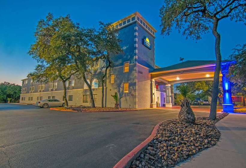 هتل Days Inn & Suites By Wyndham San Antonio North/stone Oak