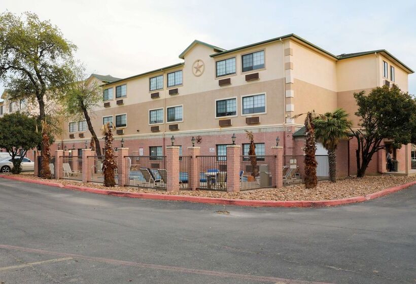 Отель Days Inn & Suites By Wyndham San Antonio North/stone Oak