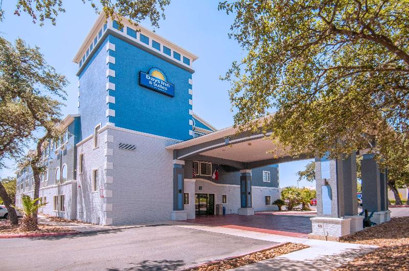 Отель Days Inn & Suites By Wyndham San Antonio North/stone Oak