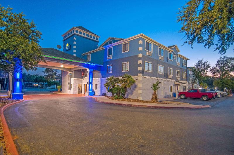 هتل Days Inn & Suites By Wyndham San Antonio North/stone Oak