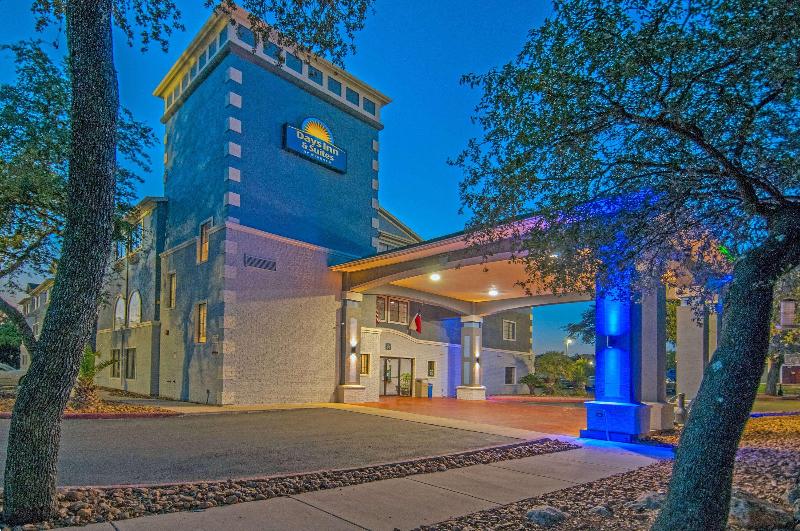 Отель Days Inn & Suites By Wyndham San Antonio North/stone Oak