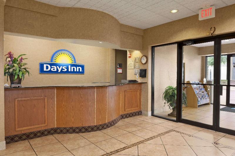 Отель Days Inn & Suites By Wyndham San Antonio North/stone Oak