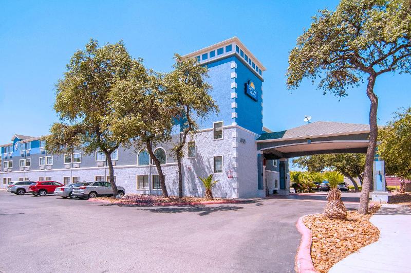 Отель Days Inn & Suites By Wyndham San Antonio North/stone Oak