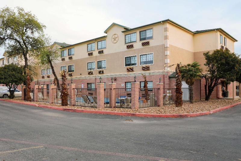 هتل Days Inn & Suites By Wyndham San Antonio North/stone Oak