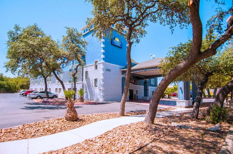 هتل Days Inn & Suites By Wyndham San Antonio North/stone Oak