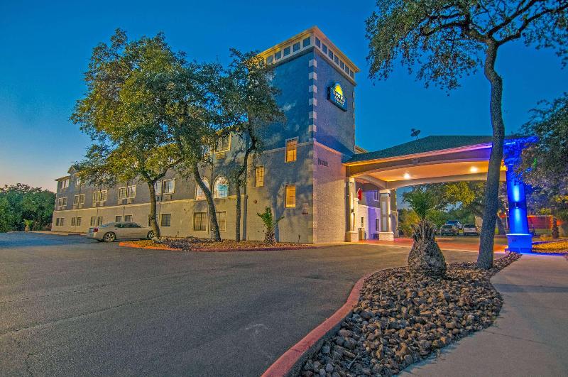 Отель Days Inn & Suites By Wyndham San Antonio North/stone Oak