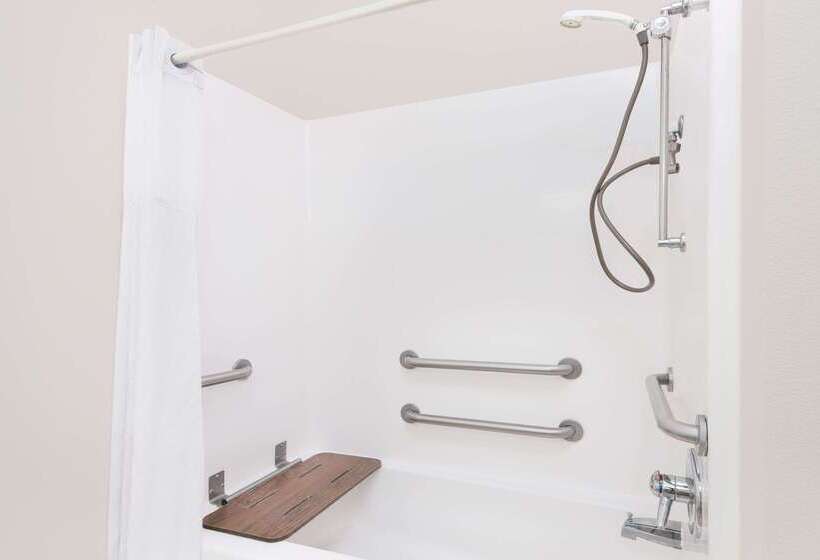 فندق Days Inn & Suites By Wyndham Hutchinson