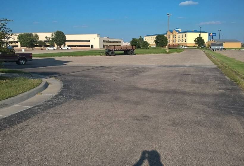 فندق Days Inn & Suites By Wyndham Hutchinson